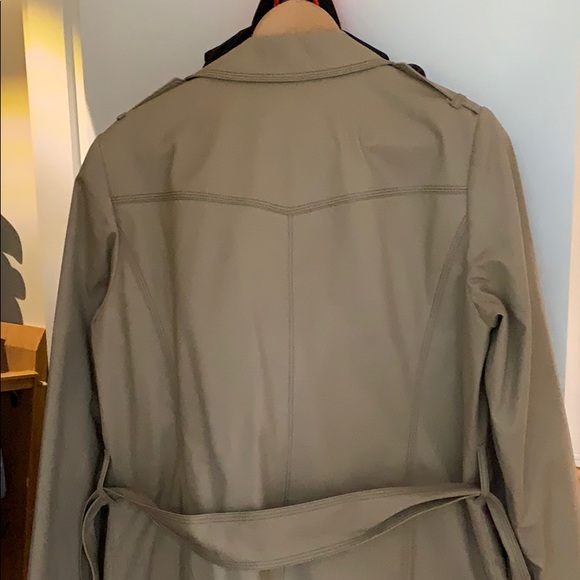 Back of trenchcoat - Picture 2 of 3